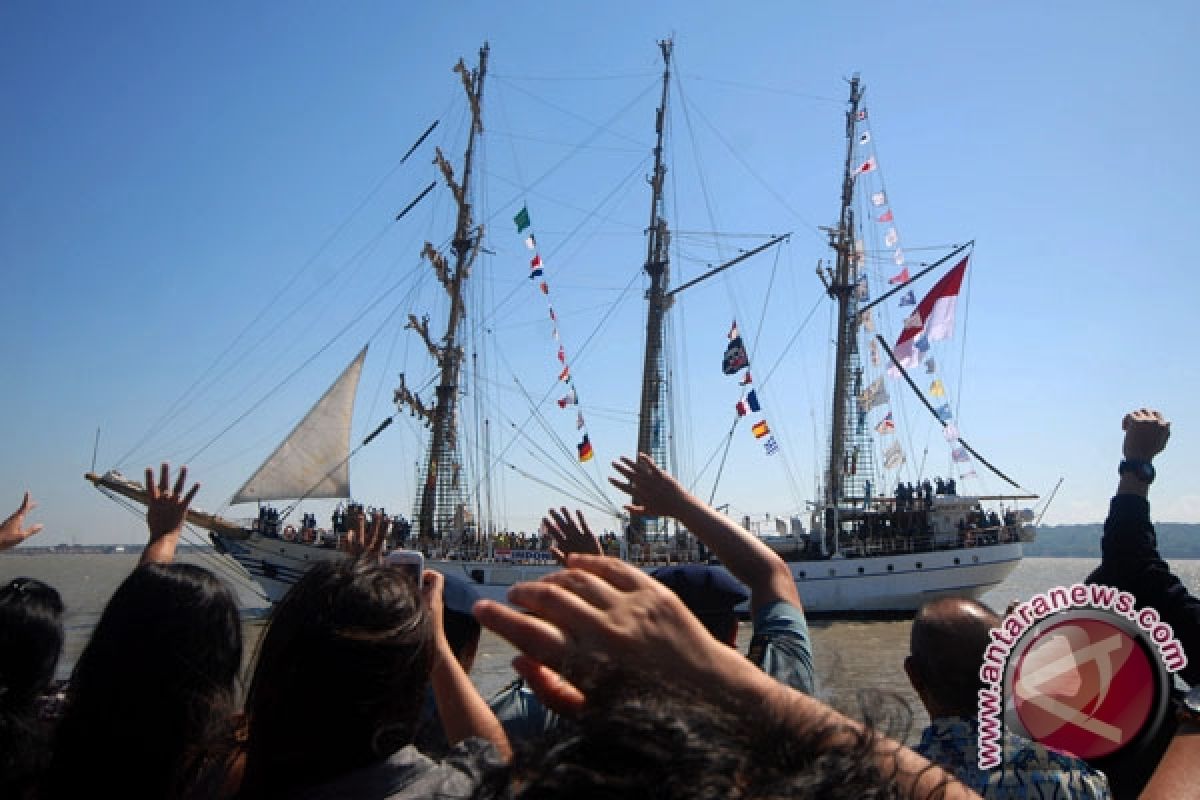 KRI Dewaruci Tiba di Bangkok