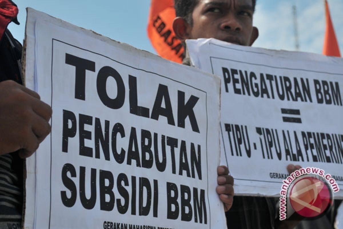 Hundreds in Medan protest  subsidized fuel use cutting plan