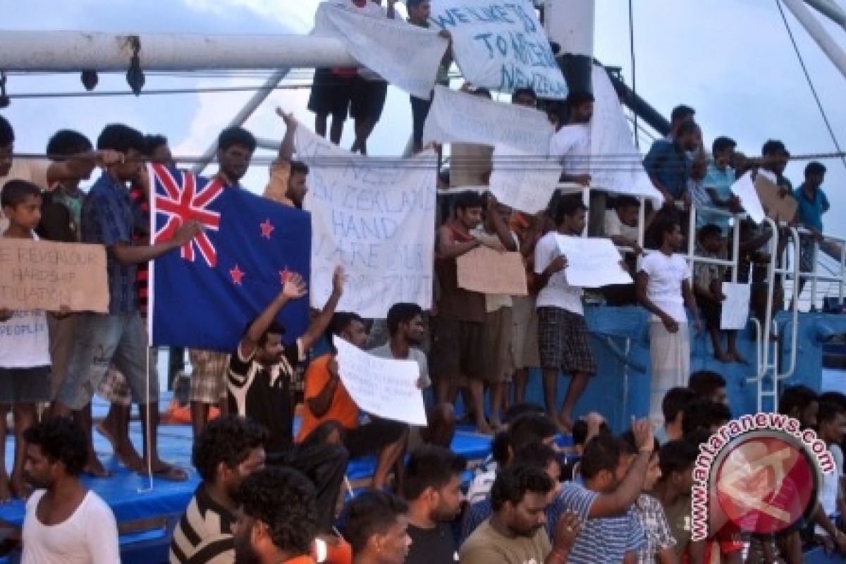 Starving Sri Lankan immigrants finally disembark from boat