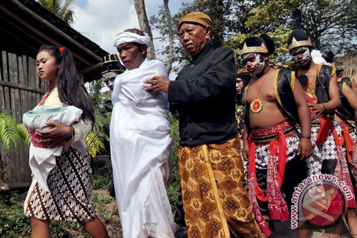 Ritual Potong Rambut Awali Festival Lima Gunung