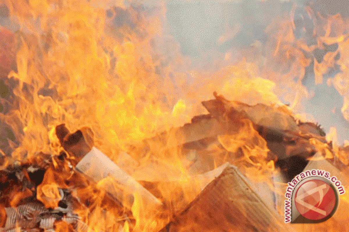 Gudang Limbah Kertas di Cirebon Terbakar 