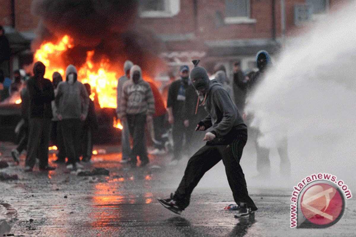 Bom molotov dan batu berseliweran di Irlandia Utara