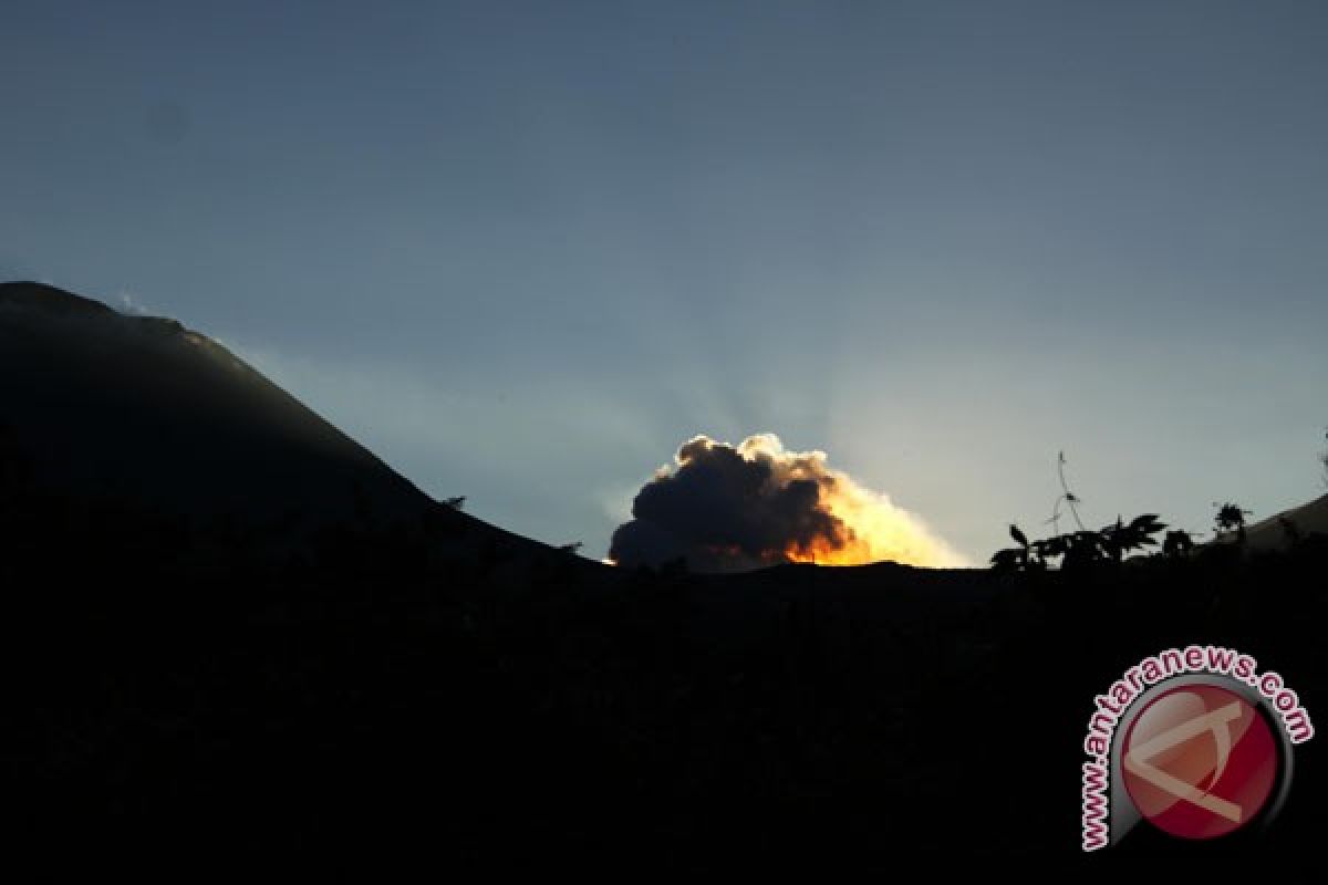 Masyarakat Sekitar Gunung Lokon Mengungsi