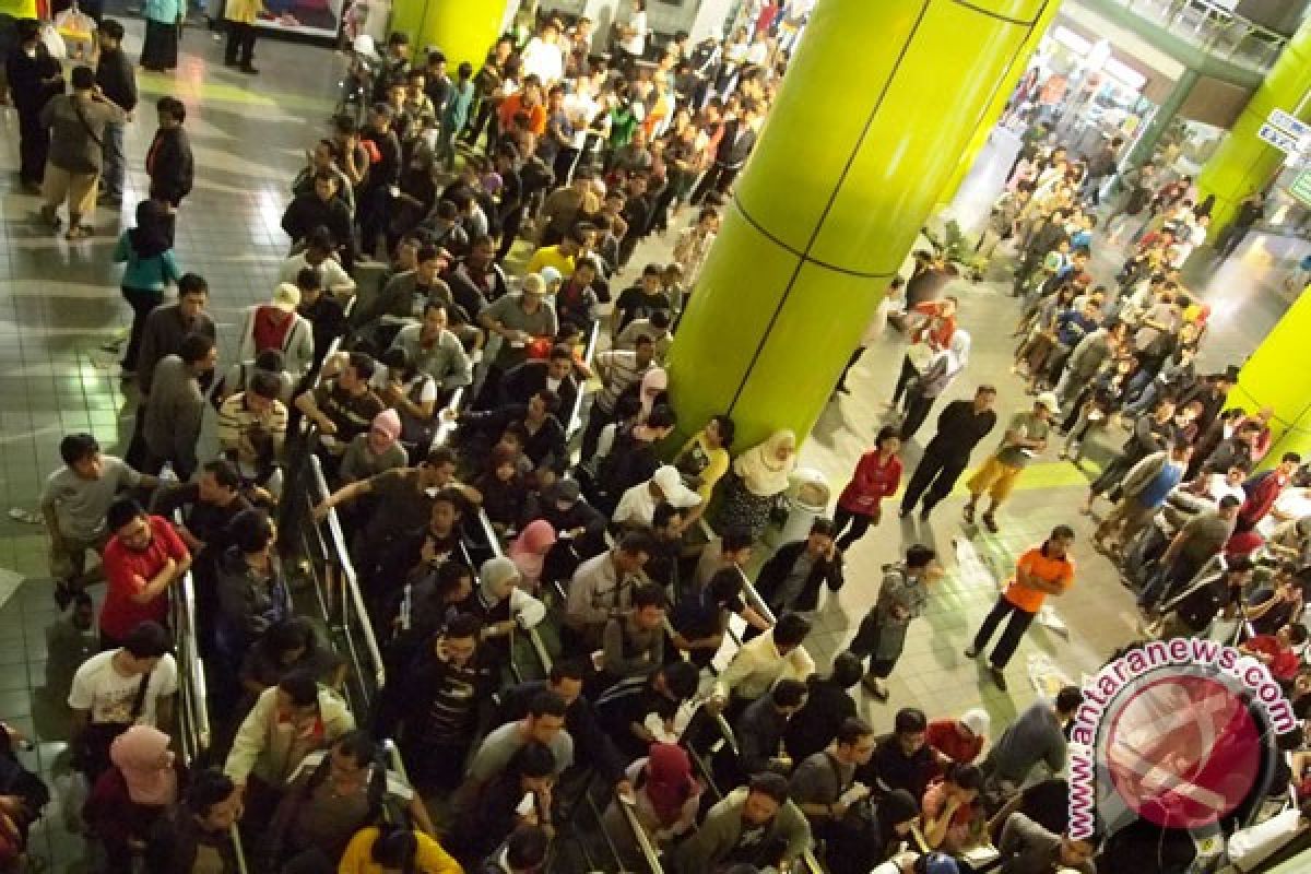 Volume kedatangan pemudik masih tinggi di Stasiun Gambir