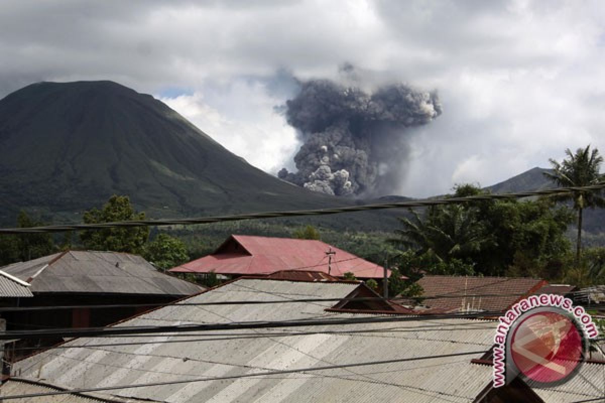 Gunung Lokon Keluarkan Abu Setinggi 600 meter 