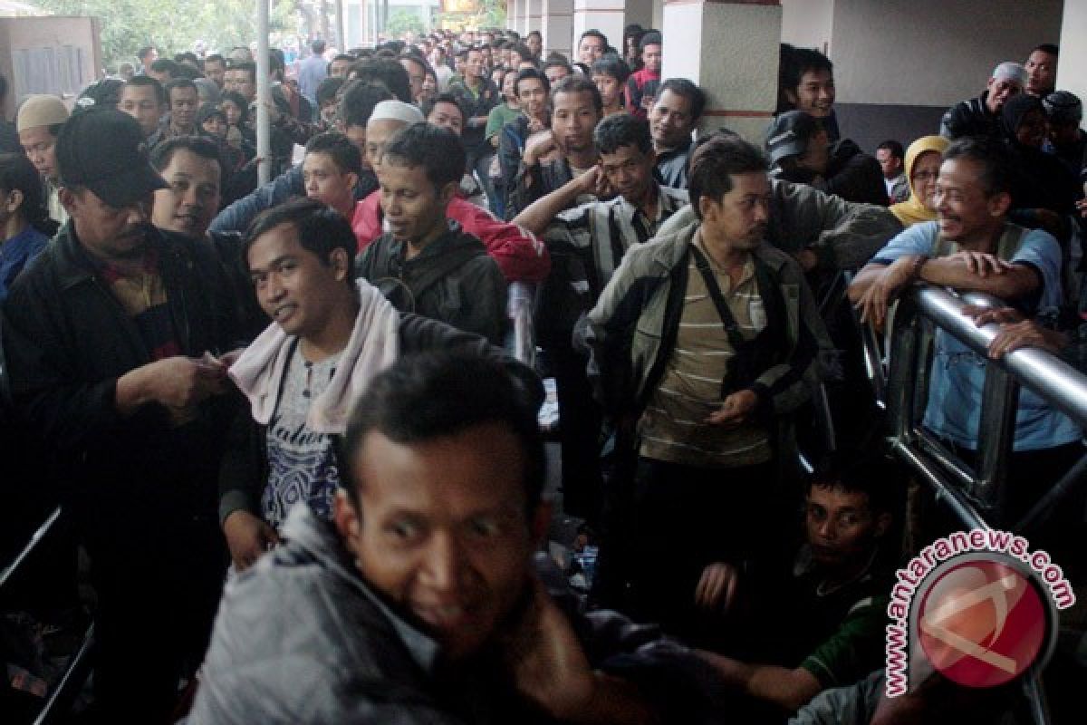 Arus mudik masih mengalir di stasiun Senen