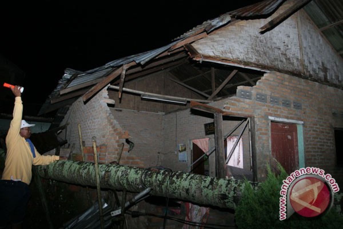 Belasan rumah rusak akibat terjangan puting beliung
