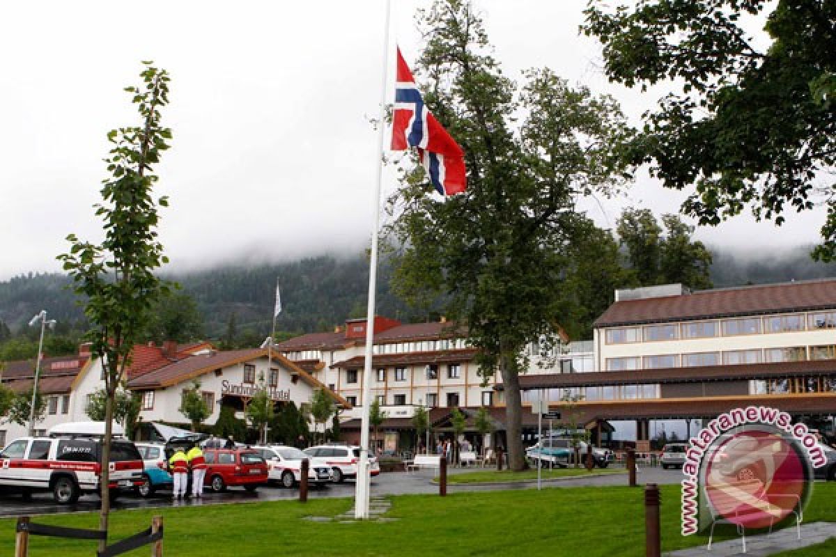 Air Mata, Karangan Bunga, Lilin, Bendera: Oslo Berduka