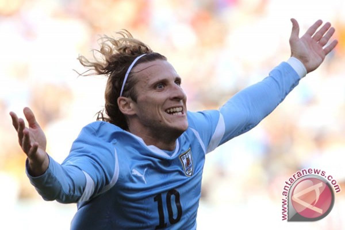 Forlan incar rekor pencetak gol terbanyak 