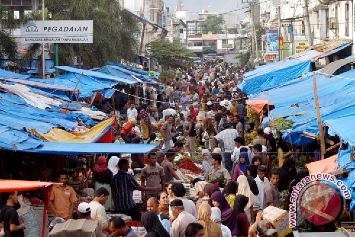 Pasar penuh sesak, warga borong keperluan lebaran 