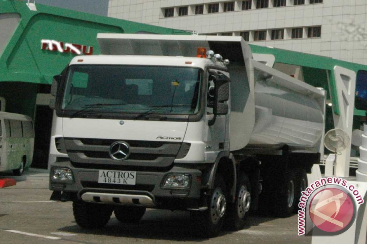 Mercedes Benz Truk Raup Lebih dari 100 M 