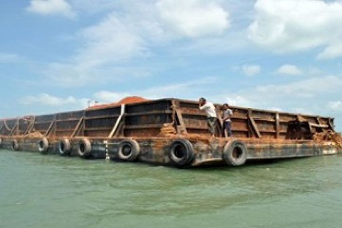 Tongkang bermuatan pasir yang kandas di Tanjung Pandan akan dievakuasi