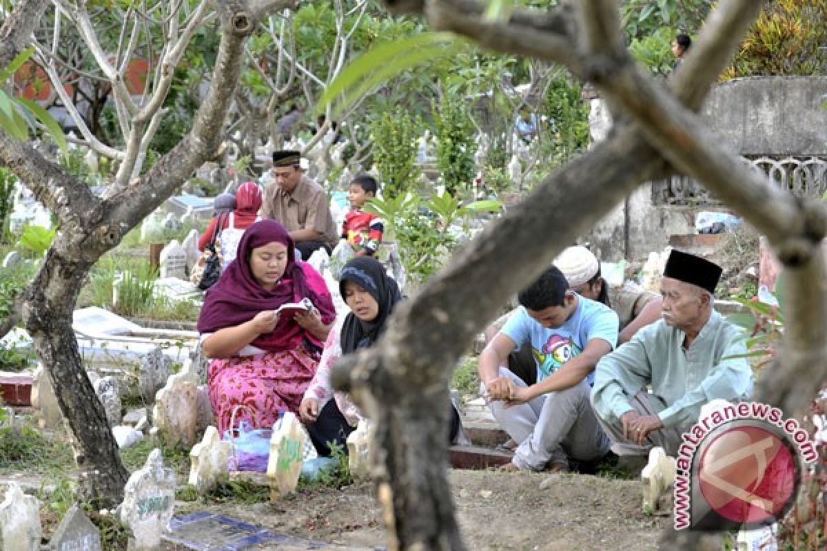 Ziarah Kubur Ramadhan Rezeki Pedagang Bunga 