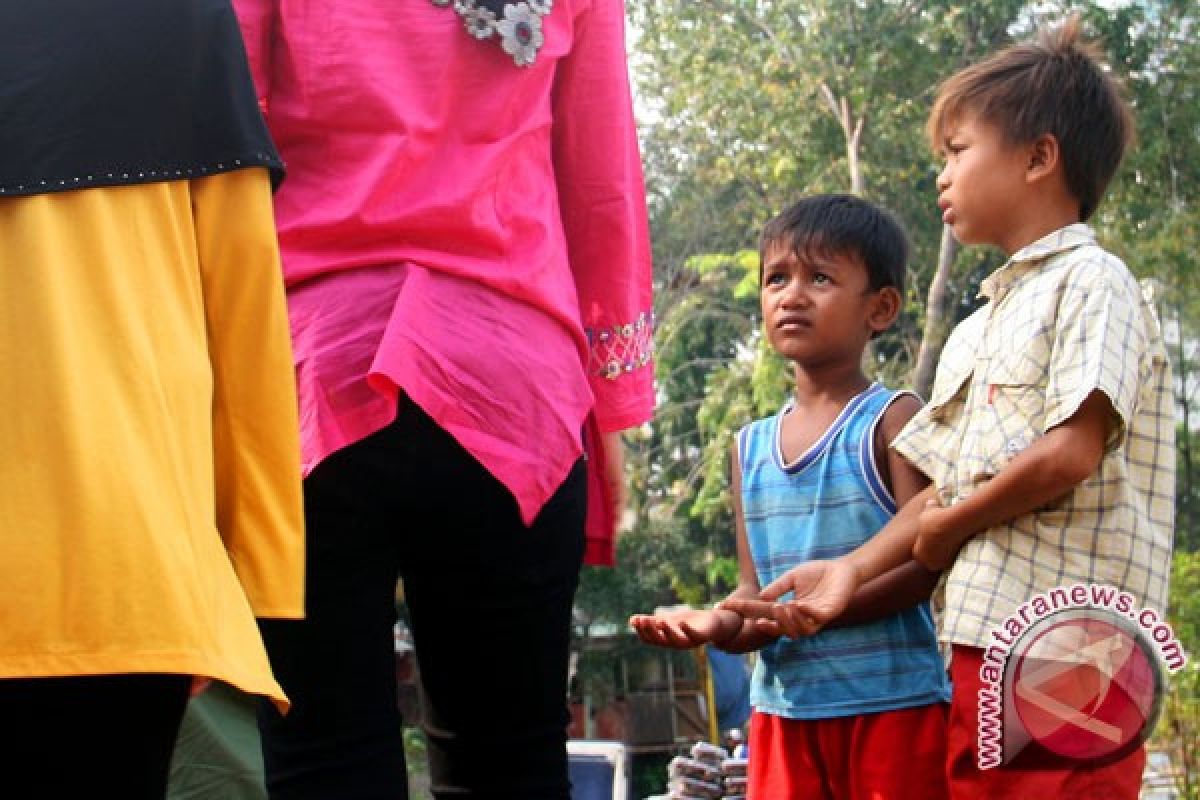 Kasih uang ke pengemis di Jakarta sanksinya sikat WC