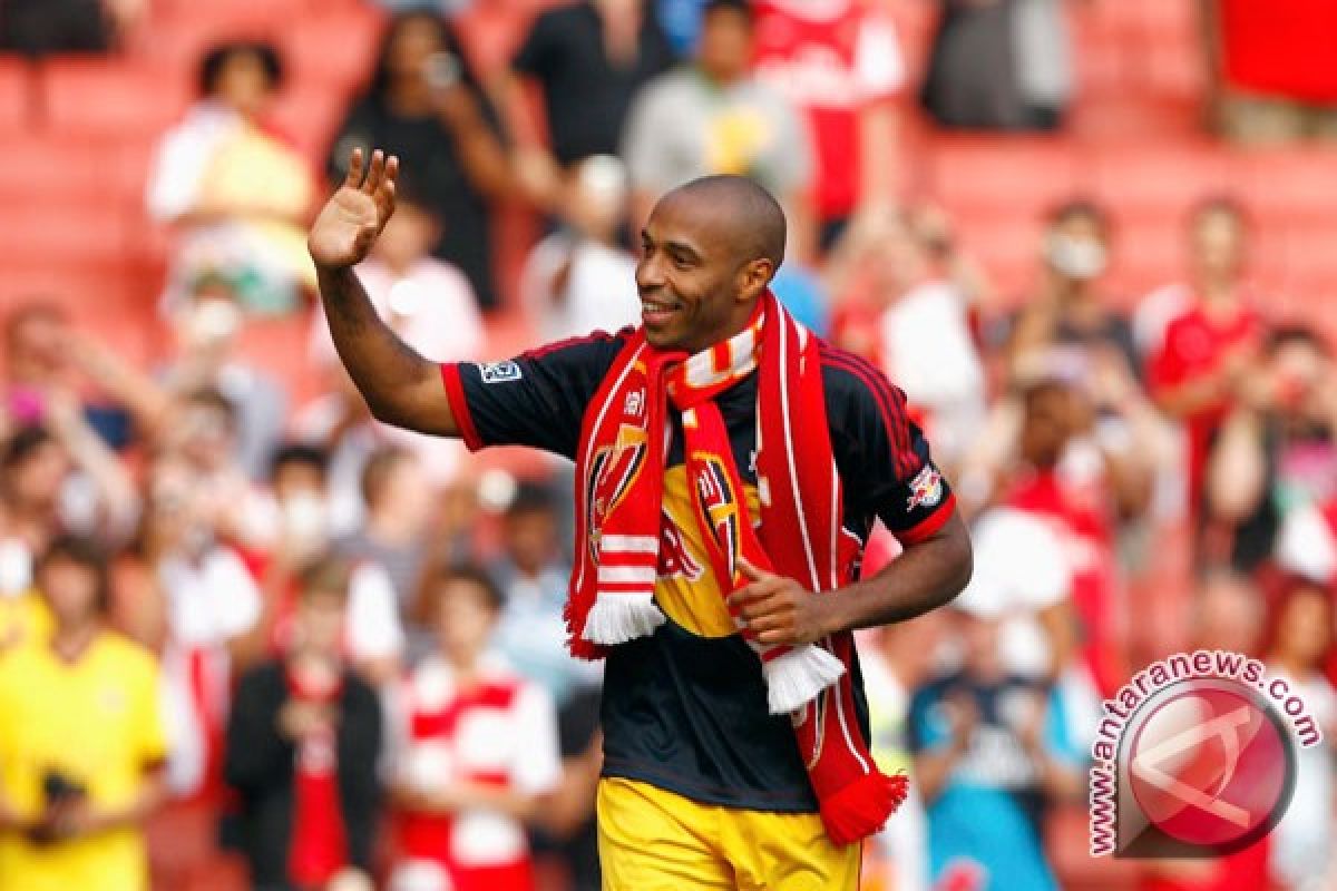 Henry bergabung dengan Arsenal 