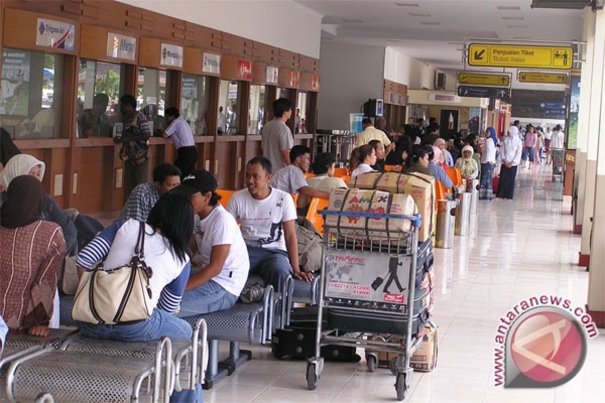 Penumpang di Bandara Adisutjipto Naik