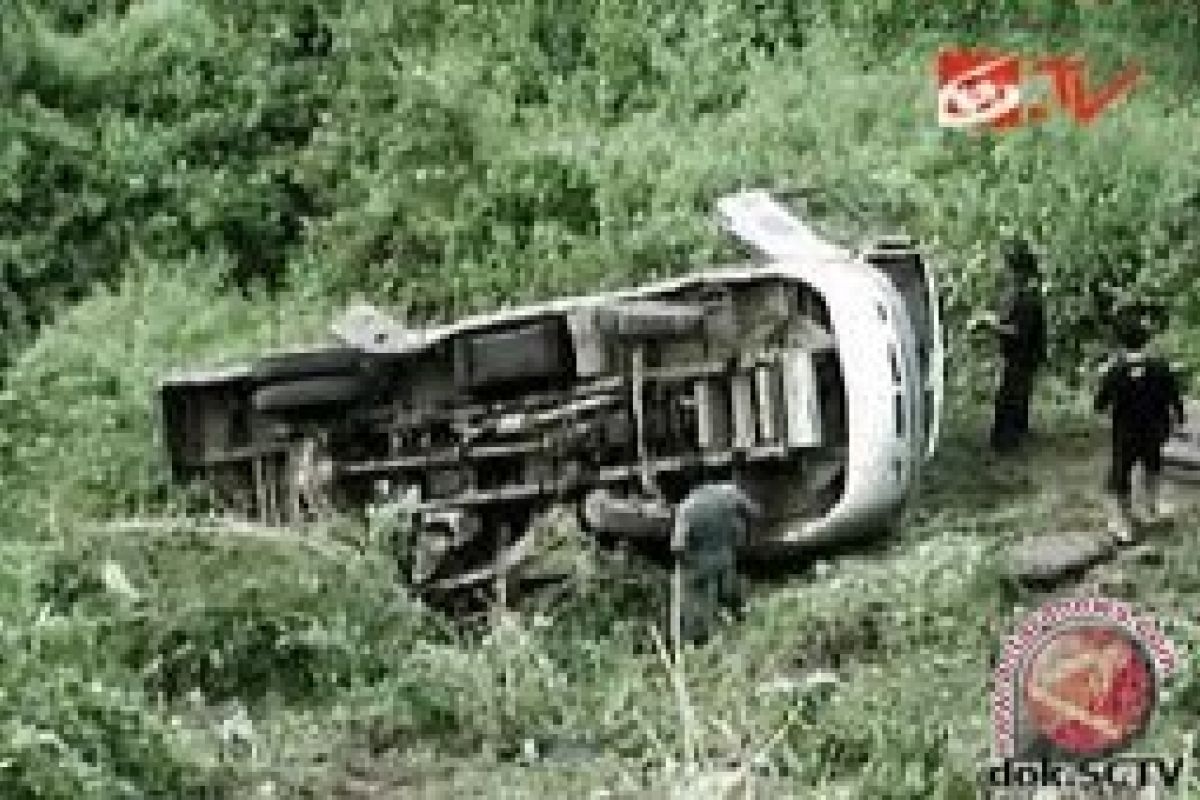 Bus jatuh dari jembatan di India, 10 orang tewas