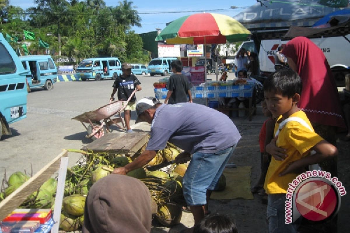 Pedagang kelapa muda sepi pembeli akibat hujan