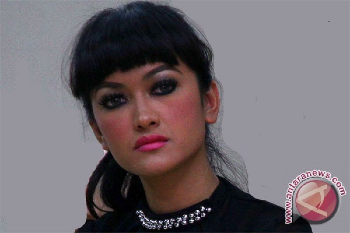 Julia Perez kampanye perilaku seks aman - ANTARA News