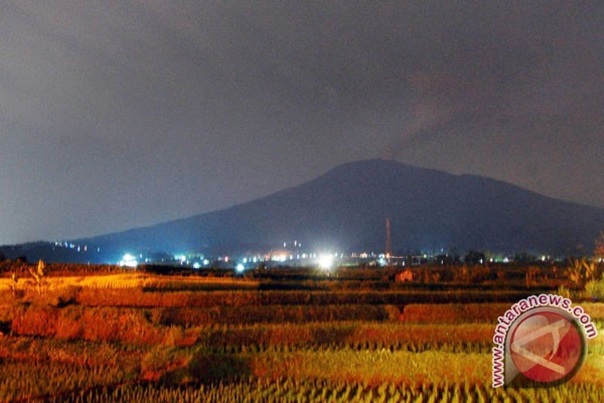 Debu vulkanik keluar dari Gunung Marapi