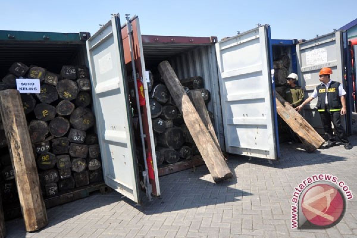 Polres Tanjung Perak sita dua kontainer kayu ilegal