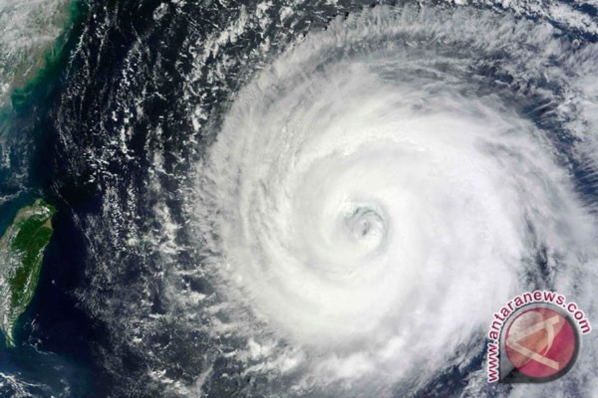 Super-typhoon leaves 13 dead in Philippines