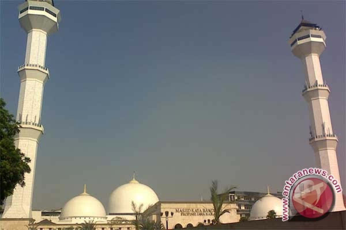 Asyiknya Ngabuburit di Menara Masjid Raya Bandung