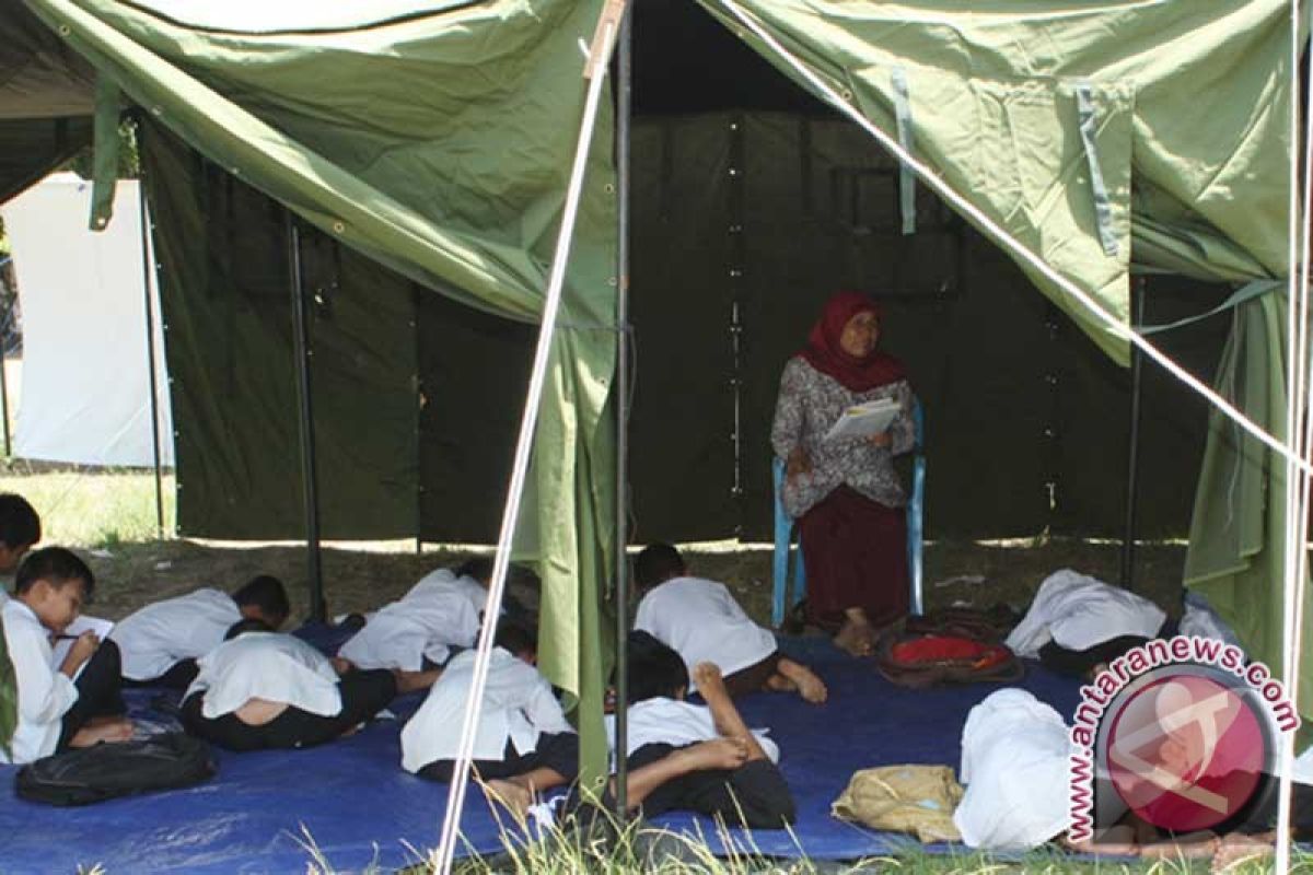 Ratusan Siswa Terpaksa Belajar di Tenda Darurat