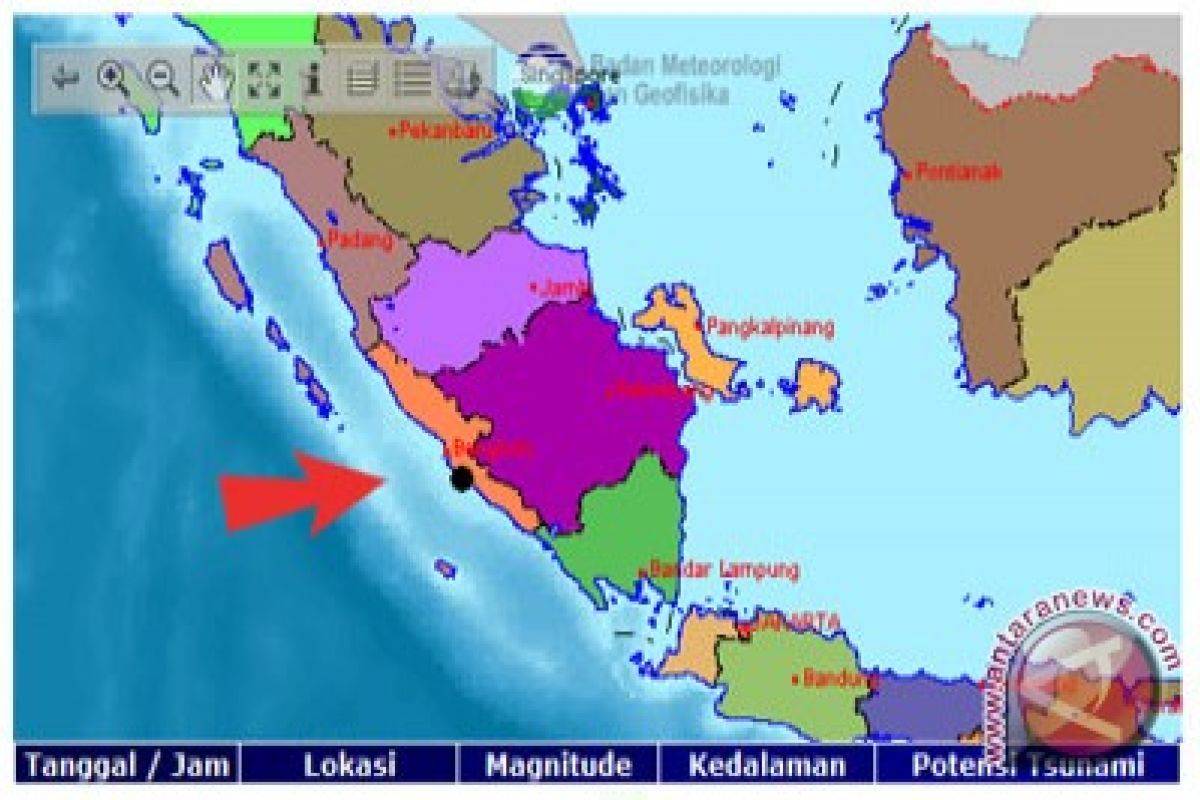 Gempa membuat warga Bengkulu berhamburan ke luar rumah 