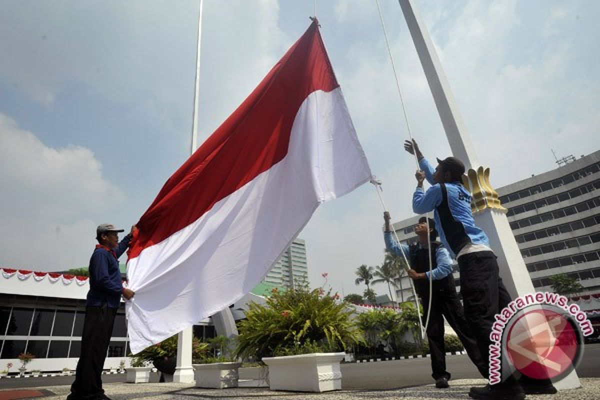 Bendera setengah tiang berkibar di Istana