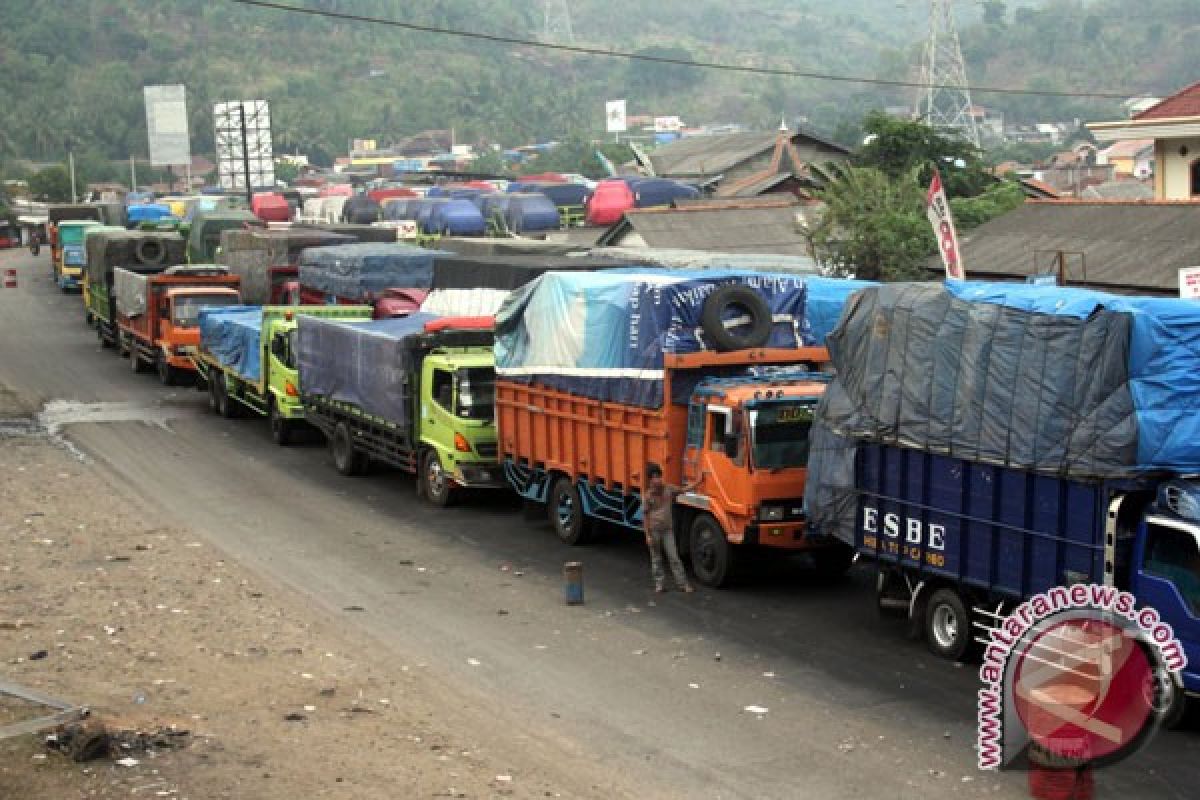 Antrian panjang setelah pintu tol Merak