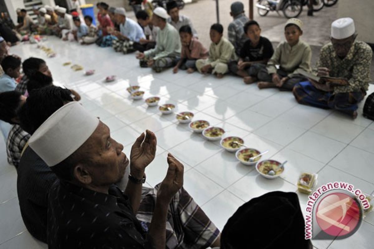 Umat muslim Kampung Punia di Bali gelar "megibung"