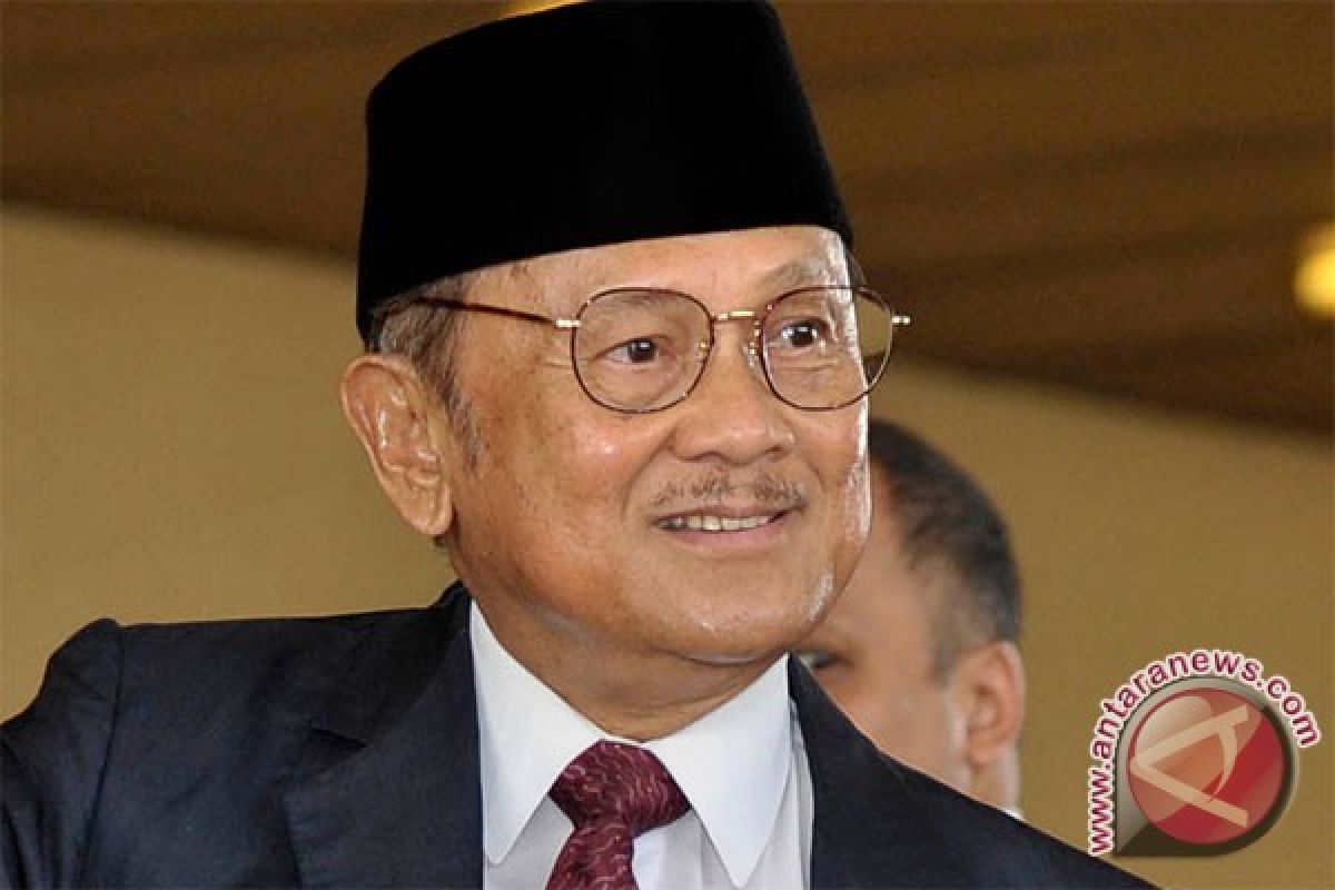 BJ Habibie kunjungi perkampungan nelayan di Kendari 