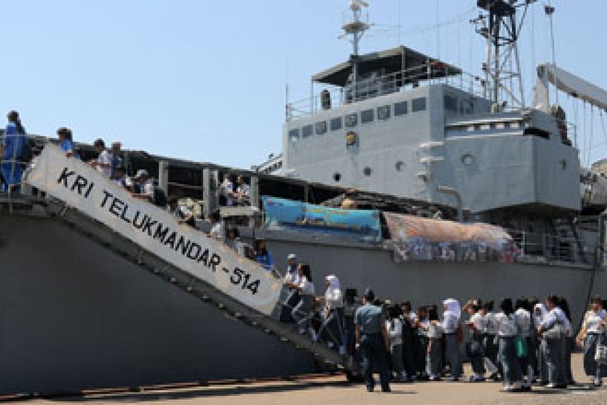 Kapal perang KRI Teluk Mandar dan KRI Teluk Penyu dilelang karena tidak layak pakai