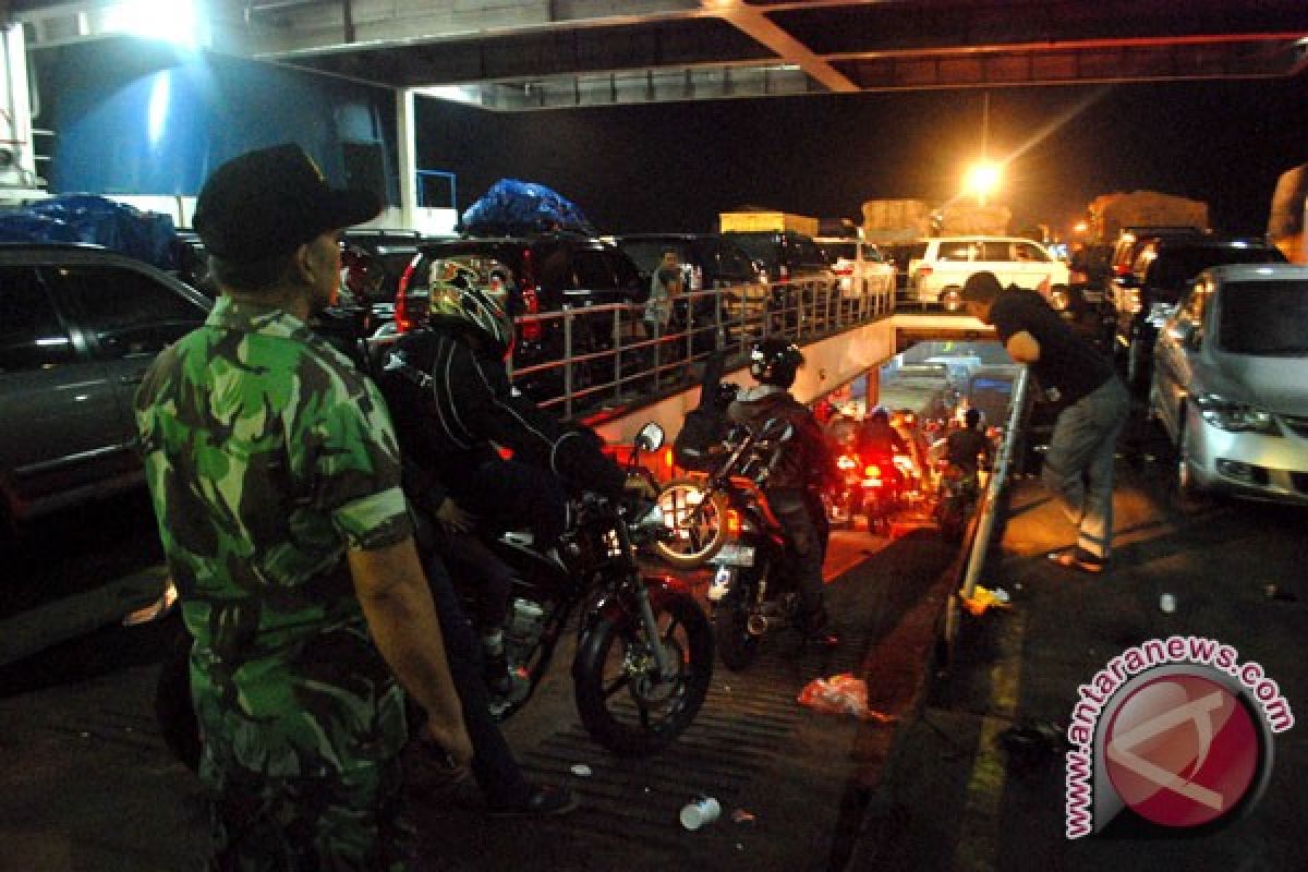 Tens faint while lining up for Merak ferry tickets