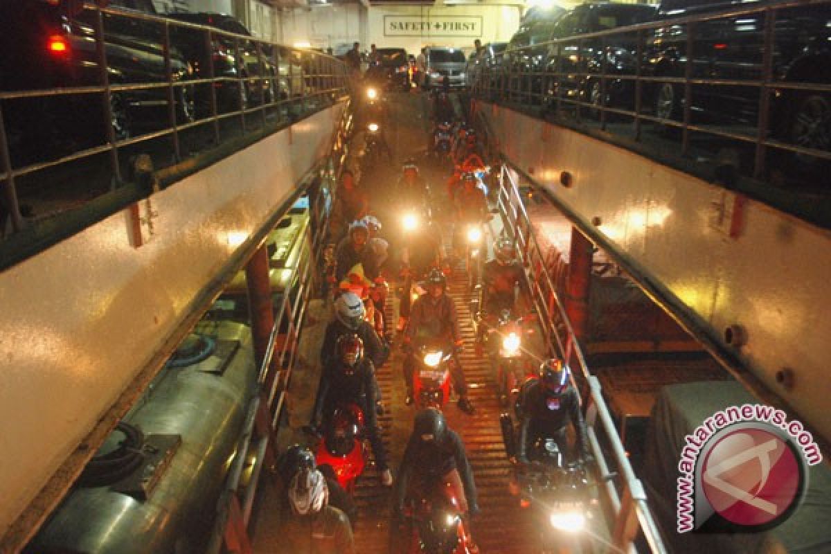 Thousands of motorbikers pack Merak port to cross to Sumatra