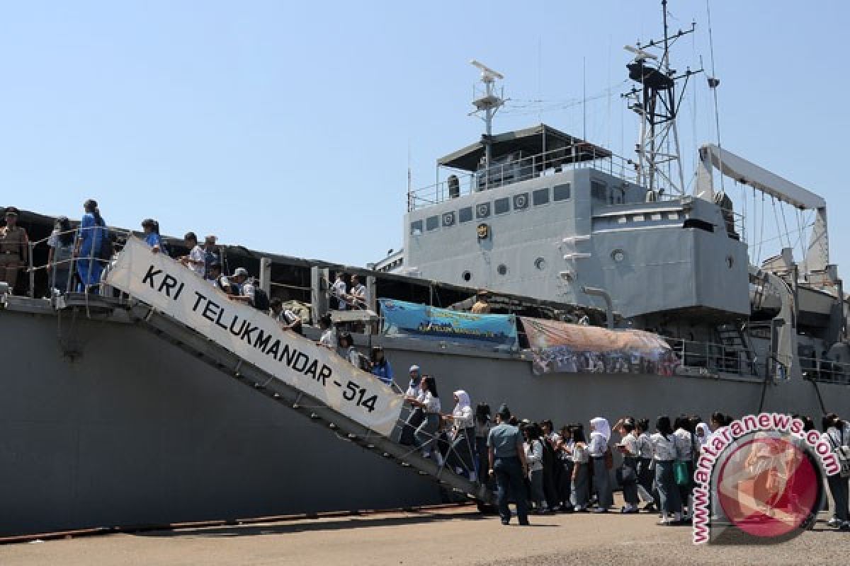 Home-bound  Idul Fitri travelers carried by warships