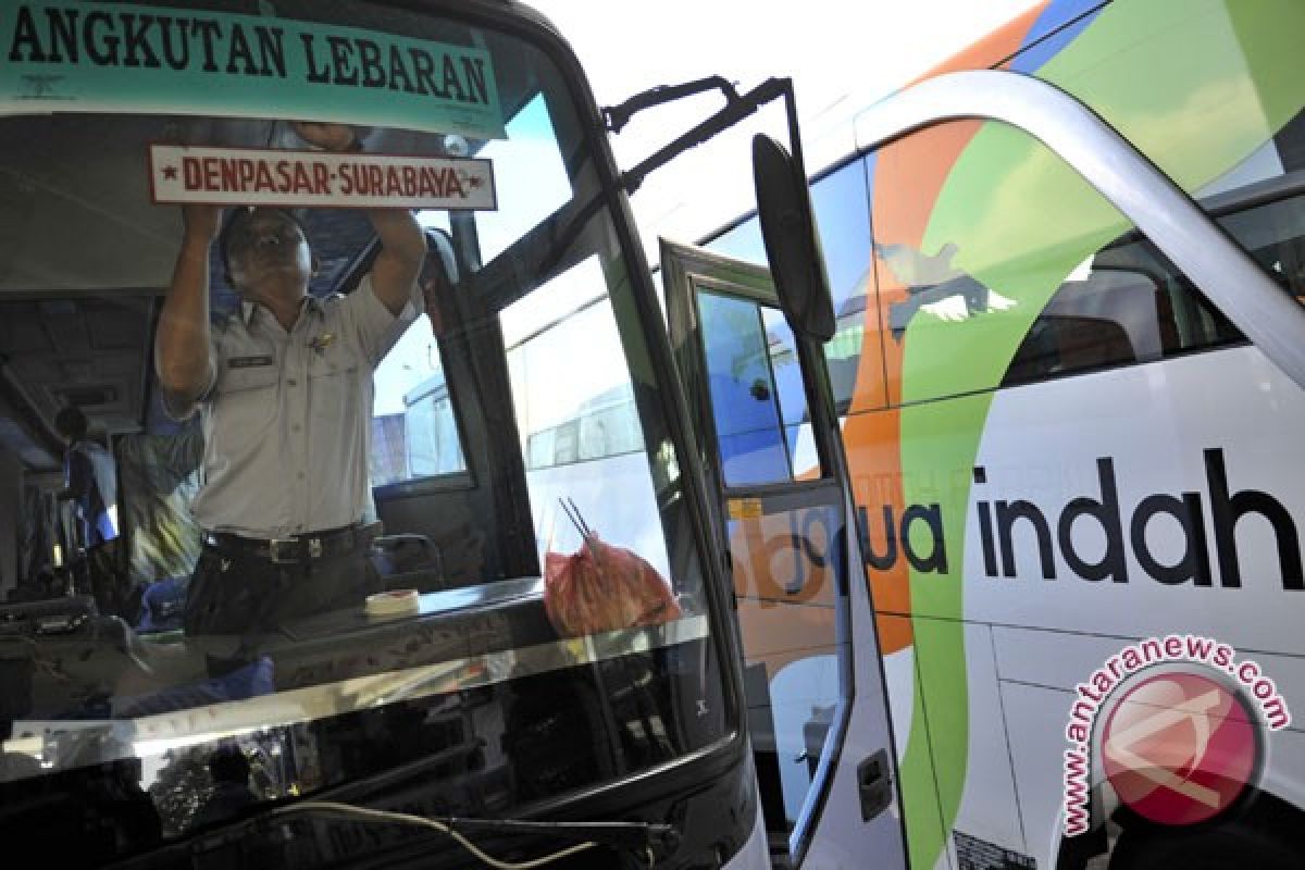 Di Lampung bus laik jalan ditandai dengan stiker