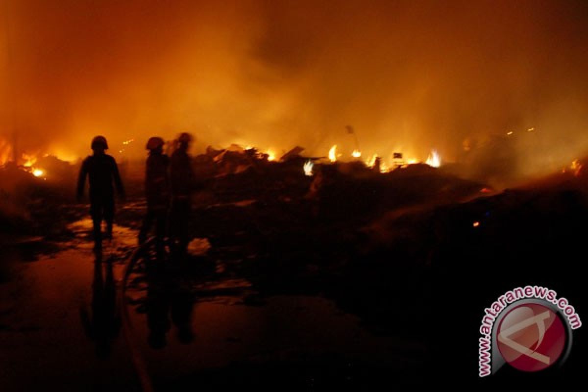Empat saksi kebakaran pasar loak Surabaya diperiksa