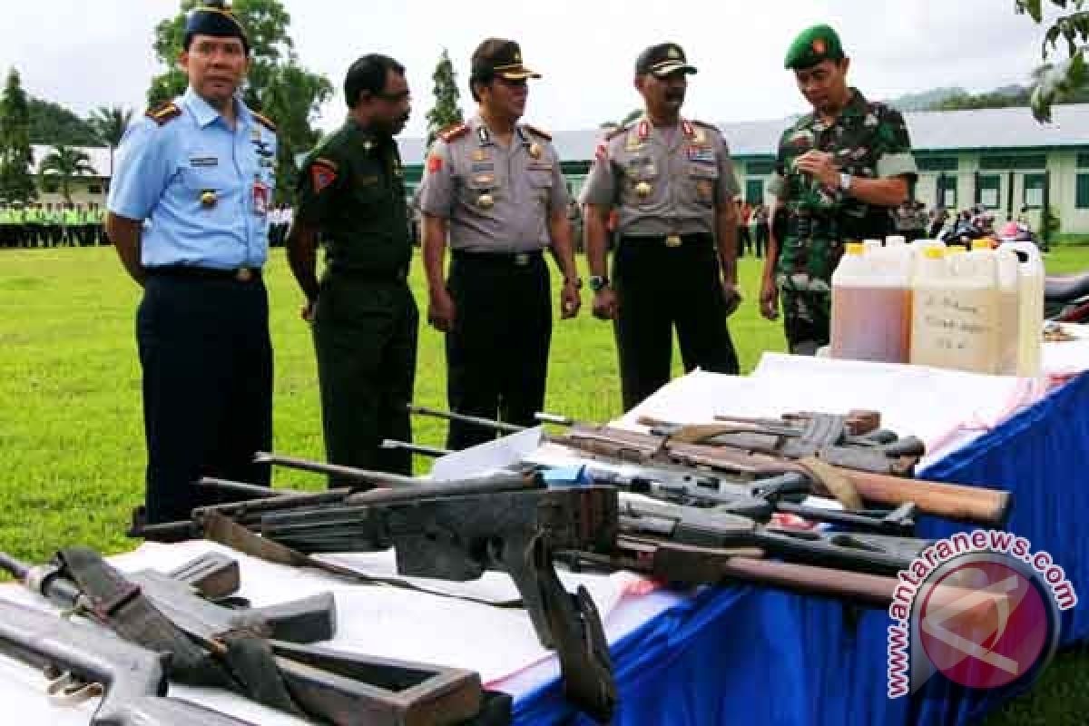 Polisi Sweeping Senjata di Portho dan Haria