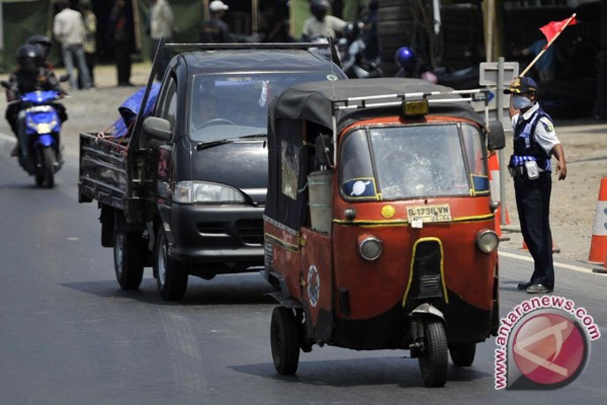 Rombongan pemudik Bajaj memasuki Pantura