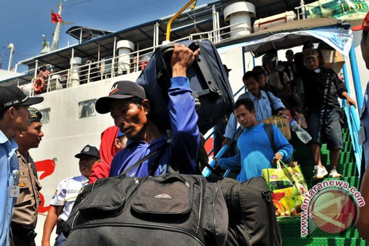 Travelers still keep coming to Tanjung Emas port