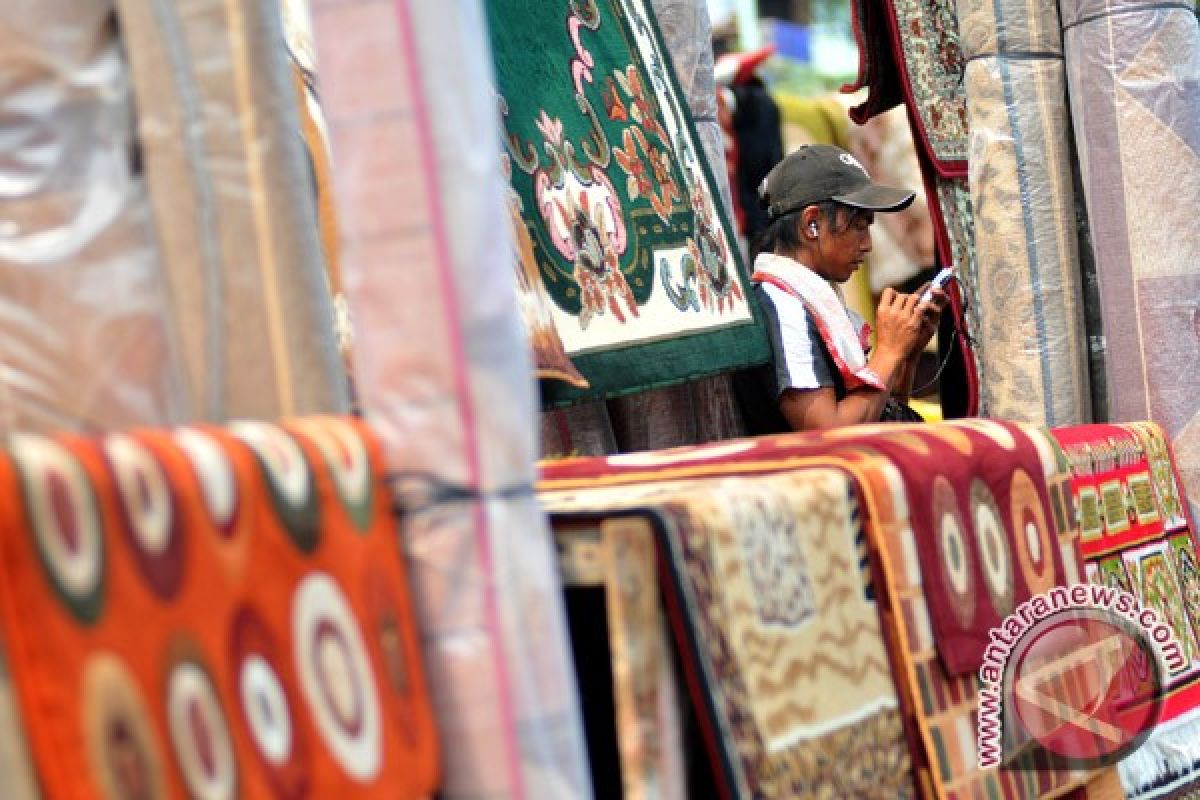 Pedagang karpet musiman raup untung jelang lebaran