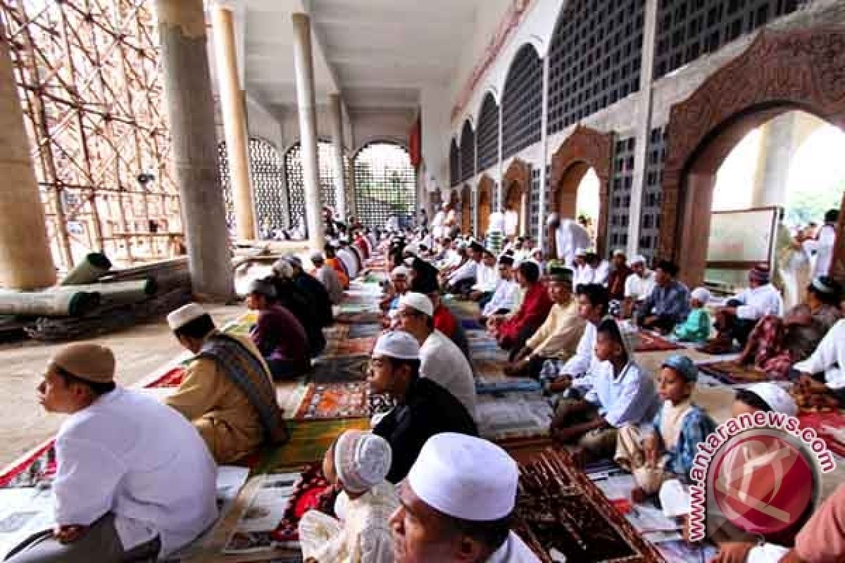 Ribuan Umat Muslim Padati Masjid Alfatah Ambon