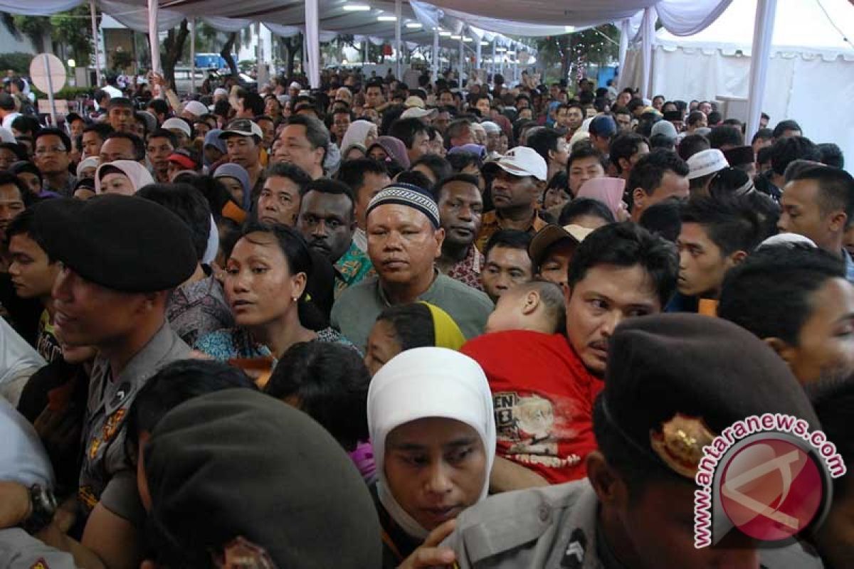 Warga masyarakat datangi Istana sejak pagi