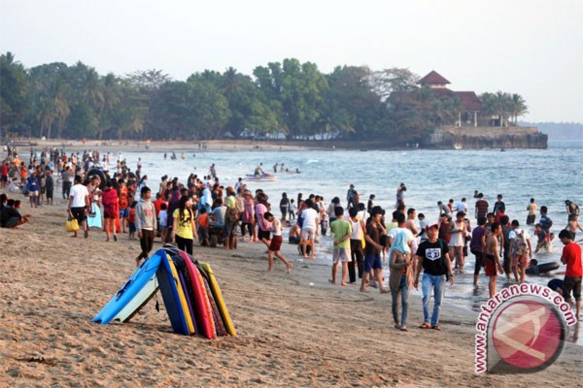 Kawasan Pantai Anyer dipadati wisatawan