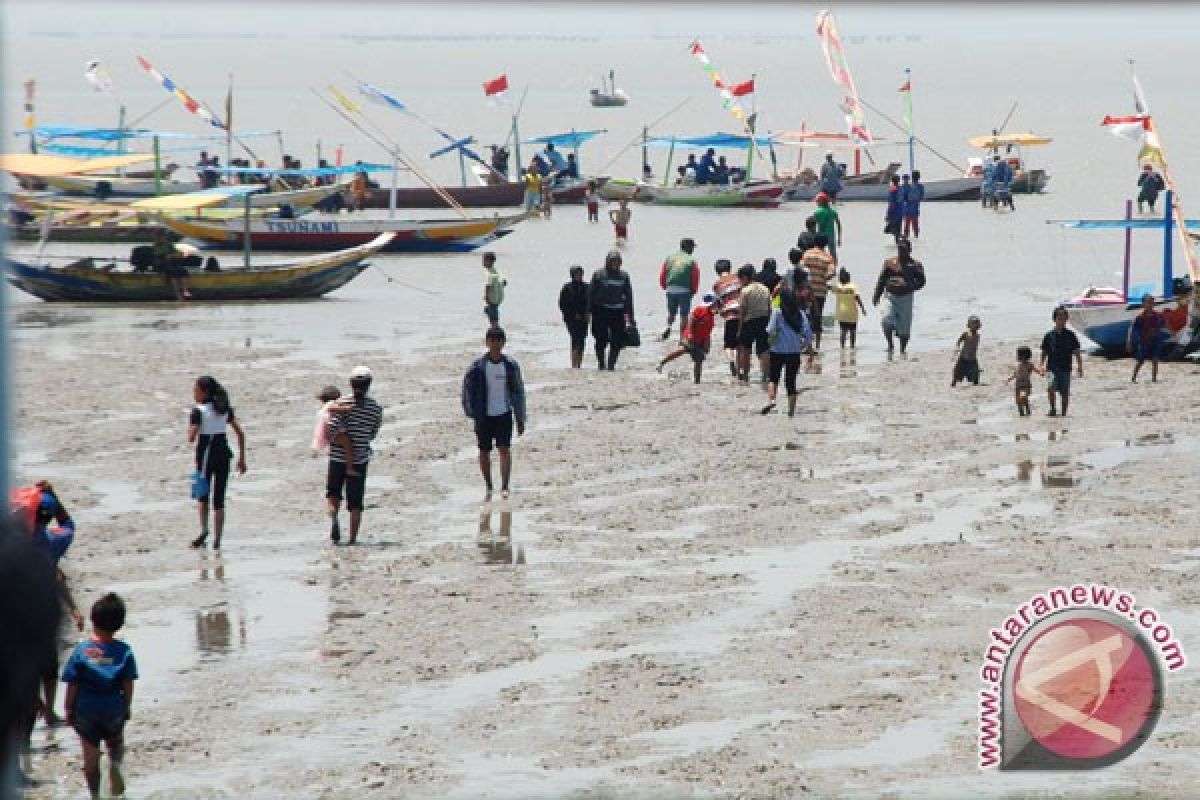 Naik perahu jadi favorit wisatawan pantai Kenjeran