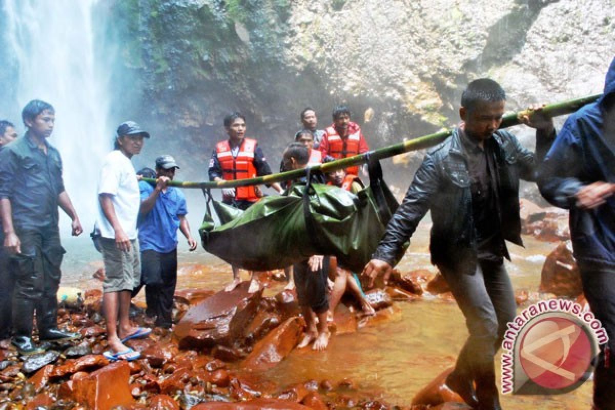 Tim SAR evakuasi empat korban tenggelam 