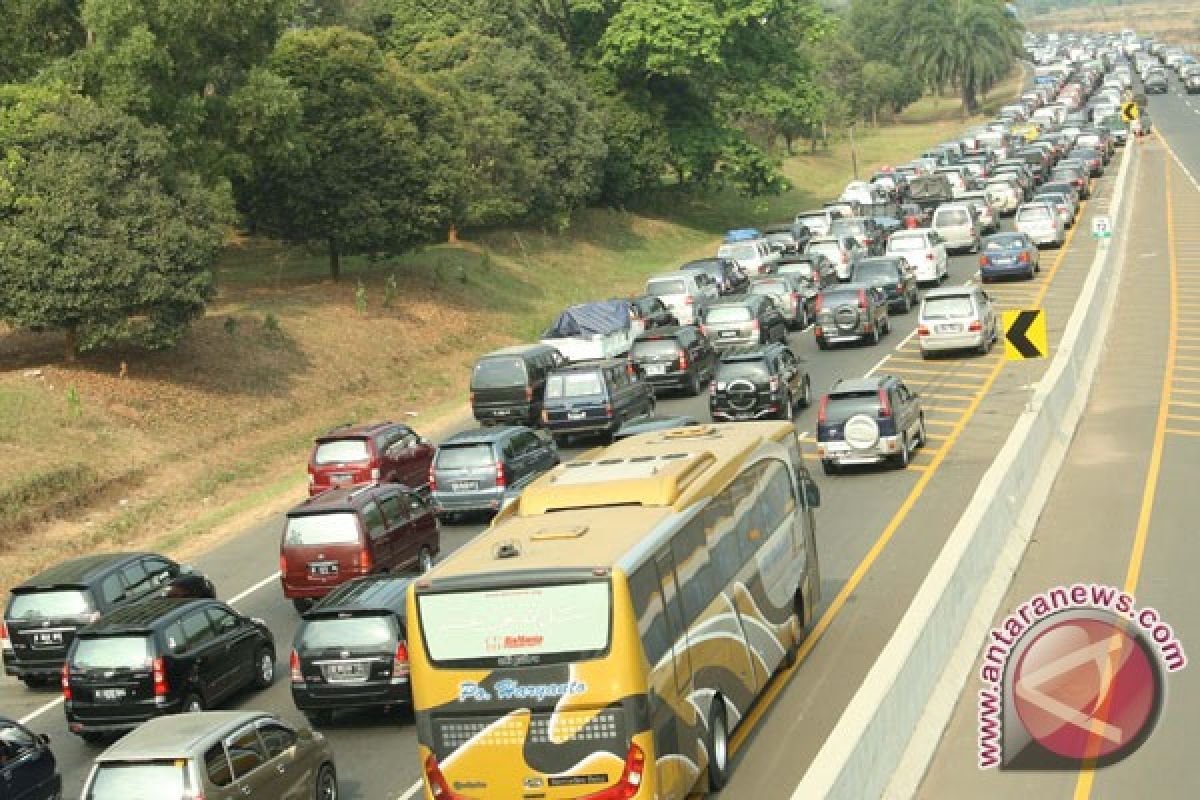 Terjadi tabrakan beruntun di tol Cikampek