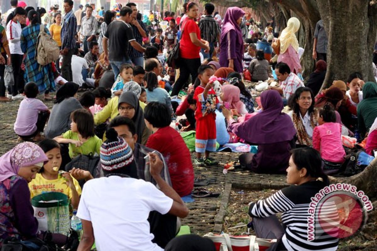 100 ribu orang kunjungi TMII